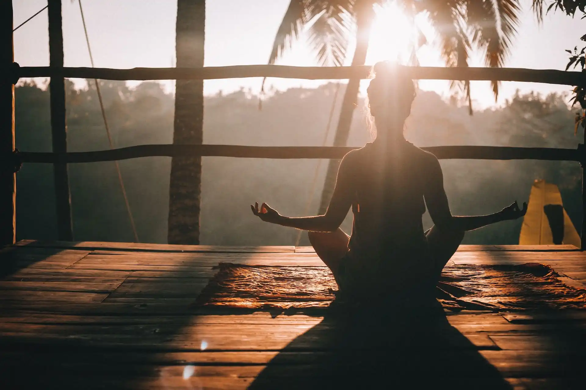 Meditação e cabelos como o relaxamento pode transformar a saúde dos seus fios